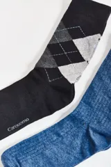 Pack de dos pares de medias de vestir Carouomo. Un par negro con diseño argyle en gris y blanco, y otro par azul con textura acanalada.