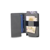 Tarjetero marrón claro de símil cuero con sistema anti clonación, caja de aluminio incorporada y elástico divisor para billetes.