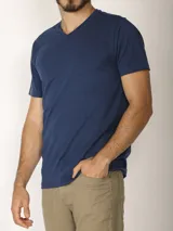 T-shirt de escote en V, fabricada en 100% algodón y de color azul.