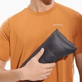 Campera negra con cierre frontal, cuello alto y logo de la marca en el pecho.