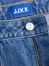 Falda maxi de denim color azul medio, tiro medio, con costuras verticales marcadas que recorren toda la prenda y una abertura frontal alta.