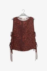 Musculosa marrón con estampado animal print y lazos laterales.