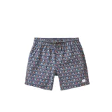 Short de baño azul con estampado de flores rojas y blancas, cordón ajustable en la cintura y largo a media pierna.