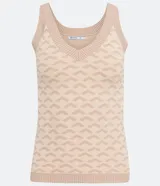 Musculosa de punto color beige con estampado geométrico, escote en V y breteles anchos.