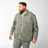 Sobrecamisa verde militar de sarga con cuello clásico, cierre abotonado, manga larga y bolsillos de parche.