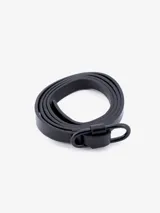 Cinturón negro de cuero sintético con hebilla ovalada metálica.