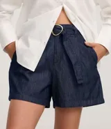 Short de mezclilla azul oscuro, tiro alto, con cinturón de tela a juego y hebilla metálica redonda.