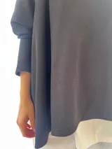 Remera blanca de corte amplio y mangas largas.