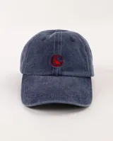 Gorra de béisbol color salmón con efecto lavado y logo bordado en azul marino.