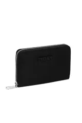 Billetera rectangular color celeste con cierre de cremallera y ribete rosa.