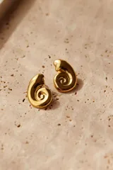 Aros de acero inoxidable bañados en oro de 18K, con forma de espiral.