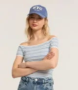 Blusa de poliamida seamless con escote recto hombro a hombro, mangas cortas y patrón de rayas horizontales.