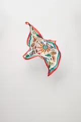 Pañuelo cuadrado de seda con estampado de motivos veraniegos y borde con diseño geométrico.