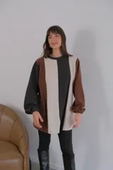 Buzo de mangas largas con diseño de bloques de color en marrón, gris y beige.