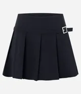 Short pollera corto de bengalina color negro, con pliegues frontales y detalle de hebilla lateral.