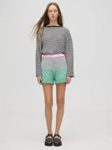 Short tejido a rombos con degradé de azul a bordó, pretina elástica combinada y logo bordado.