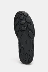 Zapato deportivo estilo running color negro con detalle de acolchado en el cuerpo, suela con relieve, cierre mediante cordones y lengüeta.