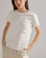 Remera color crudo de algodón, con bolsillo en el pecho y bordes con costuras a la vista.