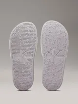 Chancletas blancas Calvin Klein Jeans con logo en relieve en la tira y plantilla texturizada.
