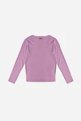 Remera negra de manga larga con escote en V.