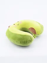 Almohadón de viaje con forma de palta, color verde claro y oscuro, con carita sonriente bordada.