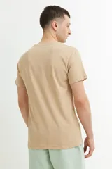 Remera manga corta de color gris oscuro con cuello redondo.