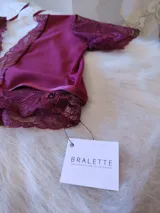 Conjunto de lencería color bordó, compuesto por un top de lycra y encaje con espalda de microtul y una bombacha hipster tiro alto de lycra y encaje con forro de algodón.