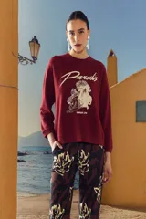 Buzo rojo con estampa frontal de la palabra "Paradise" y un dibujo de un tigre y palmeras.