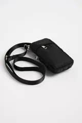 Bandolera porta celular negra de tela impermeable con correa larga regulable.