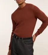 Suéter masculino de malla de viscosa y poliamida color gris claro, con textura de cuadros grid, cuello redondo y mangas largas.