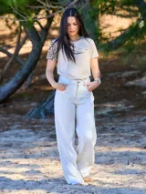 Remera beige de manga corta entallada, con estampado de letras en una manga. Confeccionada en algodón.