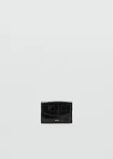 Monedero rojo con estampado animal print imitación piel de cocodrilo, forro interior, logo en relieve, múltiples ranuras para tarjetas y cierre de imán interior.