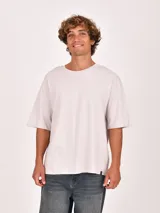 Remera negra de manga corta, con cuello redondo y corte holgado.