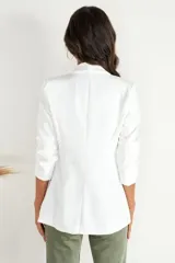 Blazer blanco con solapas, mangas 3/4 fruncidas y bolsillos delanteros.