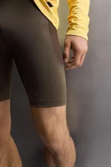 Mallas cortas de entrenamiento negras confeccionadas en tejido técnico y elástico en cuatro direcciones. Cuentan con cintura elástica ajustable con cordón interior, bolsillos laterales de fácil acceso y logo estampado en la espalda.