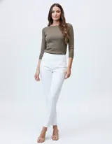 Jegging blanco de algodón elastizado marca Ruby Rd con pretina ancha elastizada, bolsillos delanteros simulados y bolsillos traseros aplicados.