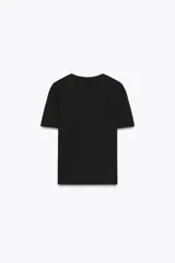 Camiseta negra de manga corta y cuello redondo con apliques de strass y cuentas plateadas alrededor del cuello.