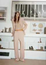 Pantalón de vestir color beige, de corte recto y tiro alto. Confeccionado en mezcla de lana con forro interior, cierre oculto de botón, gancho y cremallera, y dos bolsillos laterales.