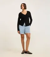 Cardigan blanco de viscosa con cuello en V, cierre frontal de botones y mangas largas.