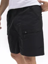 Bermuda negra de nylon con cinturón incorporado ajustable, dos bolsillos laterales superiores, dos bolsillos laterales con cierre y dos bolsillos traseros con botón.