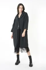 Tapado negro oversized con solapas y abotonadura central, detalle de tul en el ruedo.