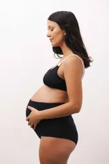 Culotte maternal negro de algodón con doble tela, sin elásticos.