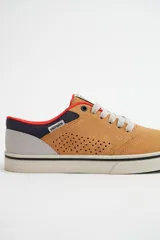 Championes acordonados color camel, con detalles en azul marino y rojo.