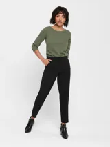 Pantalón de vestir negro de corte recto, tiro medio y trabillas para cinturón.
