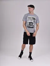 Remera gris melange de manga corta con estampa de un auto clásico en la playa.