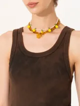 Musculosa corta de morley de algodón en color blanco, con cuello redondo y tirantes anchos. Presenta un diseño entallado y un bordado con el logo JCH en la espalda.