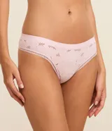 Kit de dos bombachas tipo tanga, una blanca y otra lila, con textura floral y acabado seamless.