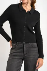 Cardigan negro de tejido de punto acanalado, con cuello polo, corte al cuerpo y cierre frontal con botones.