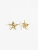 Aros plateados en forma de estrella con textura irregular.
