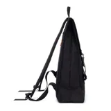 Mochila negra de diseño minimalista, con cierre y hebillas frontales, ideal para uso diario.